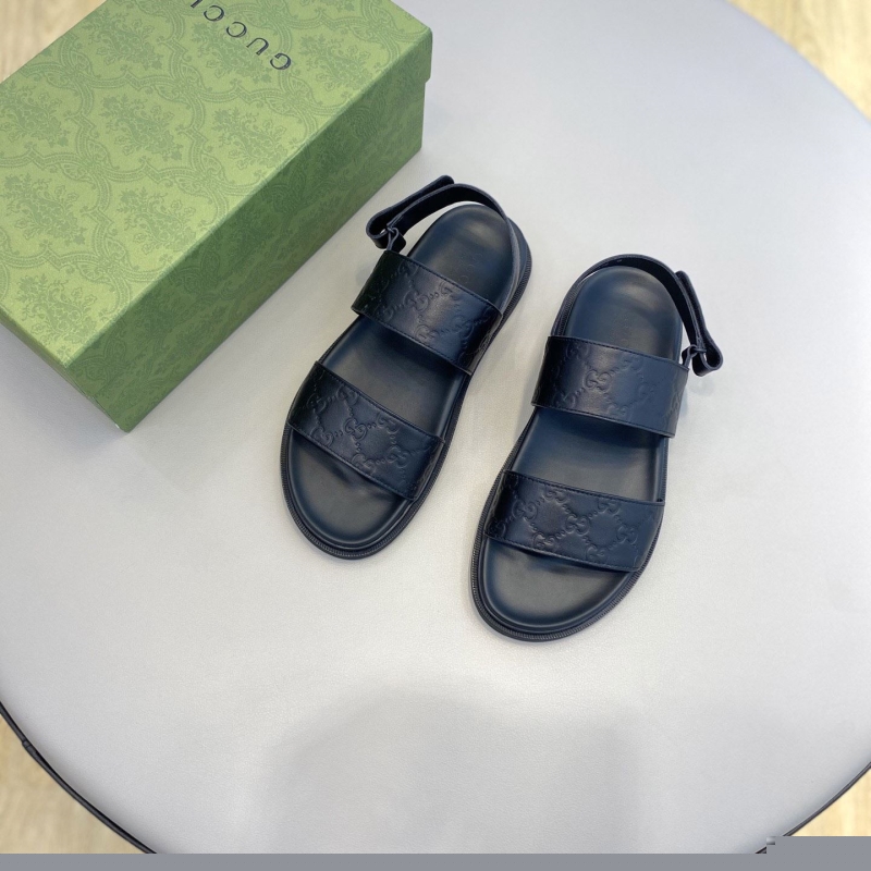 G*u*i slippers